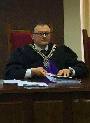 Czy sędzia Marcin Ilków uzna argument mecenas Moniki Sąsiada, że nie można występować do sądu po pieniądze na podstawie nieprawomocnego wyroku? Dlaczego Tomasz Dyga i jego ojciec Jan Dyga ukryli przed sądem kobietę, która rzekomo miała być pokrzywdzona?