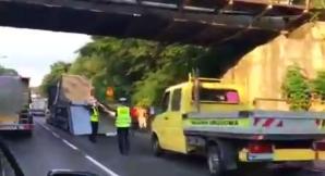 [VIDEO] Z ostatniej chwili: Naczepa TIRa rozpadła się na drodze, jak papierowa konstrukcja 