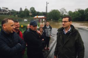 [VIDEO] Premier Mateusz Morawiecki: Na bieżąco monitorujemy zagrożenie powodziowe