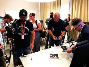 [VIDEO]Ukrywający się w Bratysławie Robert Z. wyłudził 2 mln Euro od polskiego biznesmena. Rutkowski, który przed laty, narażając życie, doprowadził do rozbicia słowackiej mafii i ujęcia jej bossa Mikulasza C. ps. MIKI - zabójcy 30 osób - obecnie ostrzega 