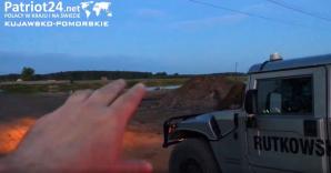 [VIDEO] Setki wolontariuszy, ślady bosych stóp i silna reakcja psa zaginionego Piotra Nowarkiewicza!