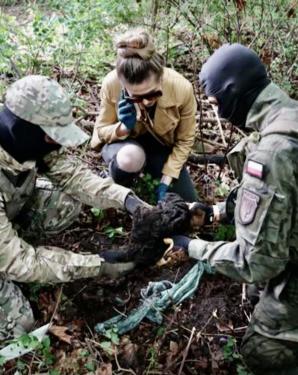 [VIDEO] Poszukiwania Iwony Wieczorek: RUTKOWSKI: odnaleźliśmy granatową spódniczkę, koszulę męską i noże. Czekamy na Policję!