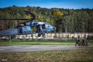 Black Hawk, z pokładu którego pomagali gasić pożary w Turcji, nad Bałtykiem. Na okrętach i platformie wiertniczej ćwiczyli policyjni lotnicy i kontrterroryści