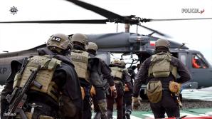 Black Hawk, z pokładu którego pomagali gasić pożary w Turcji, nad Bałtykiem. Na okrętach i platformie wiertniczej ćwiczyli policyjni lotnicy i kontrterroryści