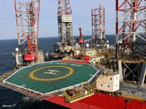 Black Hawk, z pokładu którego pomagali gasić pożary w Turcji, nad Bałtykiem. Na okrętach i platformie wiertniczej ćwiczyli policyjni lotnicy i kontrterroryści