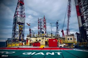 Black Hawk, z pokładu którego pomagali gasić pożary w Turcji, nad Bałtykiem. Na okrętach i platformie wiertniczej ćwiczyli policyjni lotnicy i kontrterroryści