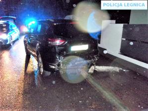 Nietrzeźwy i bez uprawnień uszkodził dwa pojazdy w Legnicy. Został szybko zatrzymany przez policjantów