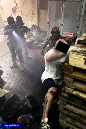 [VIDEO] CBŚP zlikwidowało jedną z największych w Polsce fabryk narkotyków syntetycznych