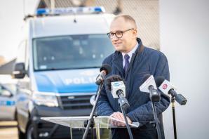 Otwarcie nowej siedziby Posterunku Policji w Młynarach z udziałem wiceministra Błażeja Pobożego