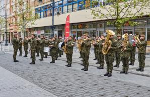 Orkiestra Reprezentacyjna WOT zagrała na święcie    9 Łódzkiej Brygady Obrony Terytorialnej.  