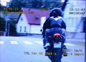 [VIDEO] Areszt dla motocyklisty, który złamał dożywotni zakaz - pijany jechał 206 km/h i uciekał