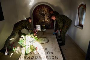 Żołnierze Ośrodka Reprezentacyjnego Wojsk Obrony Terytorialnej odwiedzili grób biskupa Edwarda Materskiego, bohatera Powstania Warszawskiego.