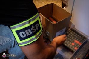 [VIDEO] Nielegalnie produkowali i sprzedawali przez Internet leki. CBŚP zatrzymało 11 osób