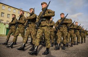 Żołnierze Kompanii Reprezentacyjnej Wojsk Obrony Terytorialnej przygotowani do centralnych uroczystości Narodowego Święta Niepodległości.