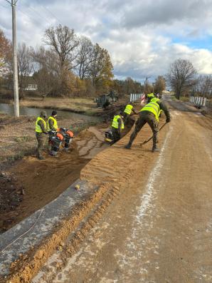 [VIDEO] Saperzy z Niska odbudowują drogę w powiecie nyskim