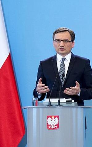 [VIDEO] Premier Beata Szydło: rząd przyjął projekty ustaw o komornikach. Mają zabezpieczyć dłużników przed nadużyciami 