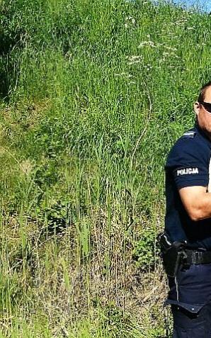 Policjanci pomogli rannemu bocianowi