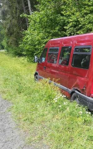 Pisz: Zderzenia osobówki z busem wycieczki szkolnej. Sześć osób trafiło do szpitala