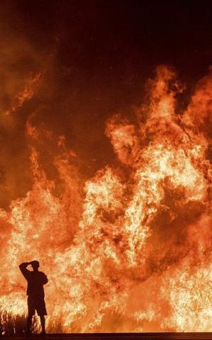 Policjanci wynieśli mężczyznę z płonącego mieszkania ratując mu życie