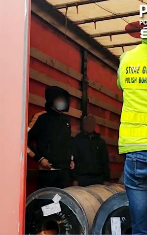[VIDEO] Cudzoziemcy ukryci w Tureckiej naczepie na słowacko-polskiej granicy. Kierowcy TIRów obywatelami Mołdawii i Bułgarii