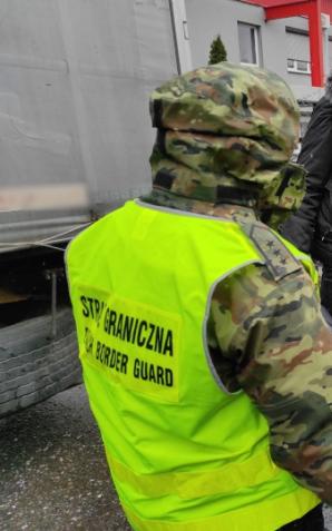 [VIDEO] Funkcjonariusze ze Śląskiego Oddziału Straży Granicznej zatrzymali dwoje obywateli Syrii, którzy wjechali do Polski z Czech, ukrywając się w naczepie samochodu ciężarowego.