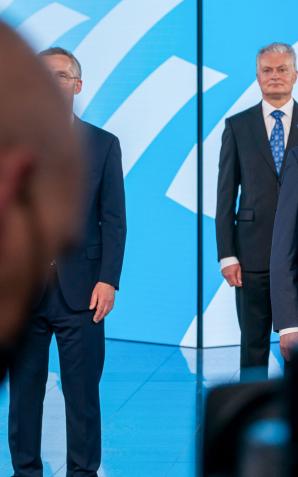 [VIDEO] Prezydent na szczycie NATO w Brukseli. Prezydent Andrzej Duda rozmawiał z Prezydentem USA Joe Bidenem, Premierem Wielkiej Brytanii Borisem Johnsonem, Prezydentem Francji Emmanuelem Macronem, a także z Premierem Macedonii Płn. Zoranem Zaewem i inn.