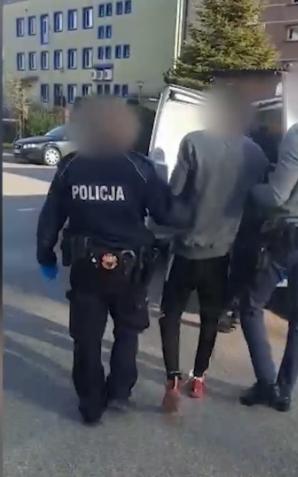 Porywacz z siekierą woził ofiarę w  bagażniku. W przerwach ją bił. Porwany uciekł sam. 