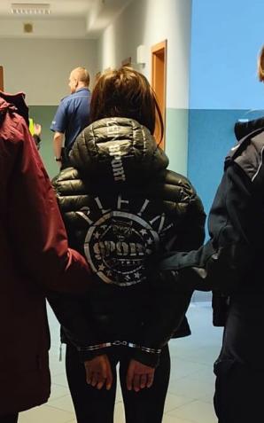 Zwolnili ją z pracy. To nic, wzięła na odchodne dwa plecaki i BMW