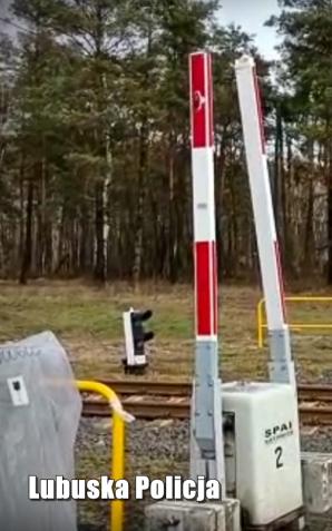 [VIDEO] Wjechał z impetem w opuszczone rogatki wyłamując je. Chwilę później nadjechał pociąg