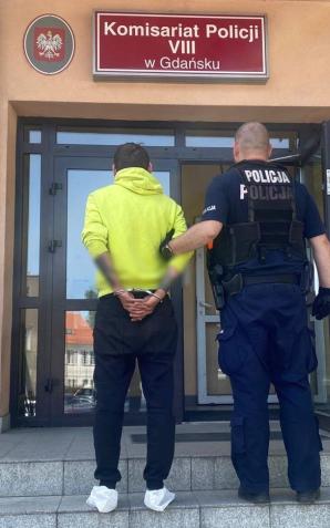 Nad naszym morzem już ciepło. W Gadńsku pijany wandal szedł bez butów i niszczył w zaprkowane samochody