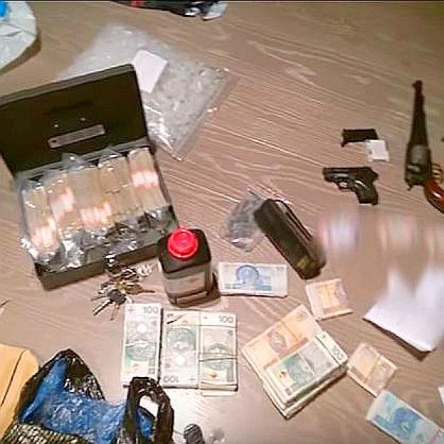 [VIDEO] Milion złotych i broń w ścianach mieszkania Króla Dopalaczy!