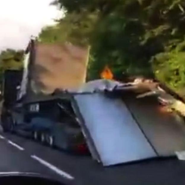 [VIDEO] Z ostatniej chwili: Naczepa TIRa rozpadła się na drodze, jak papierowa konstrukcja 