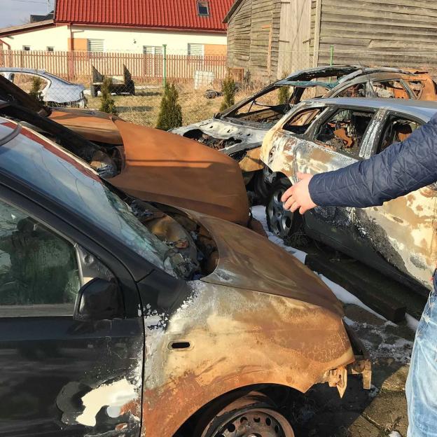 [VIDEO] Rutkowski: Siedem spalonych samochodów i jeden autobus. Poszukujemy człowieka z silnie poparzoną prawą dłonią z okolic Kętrzyna, którego zarejestrowała kamera monitoringu! 