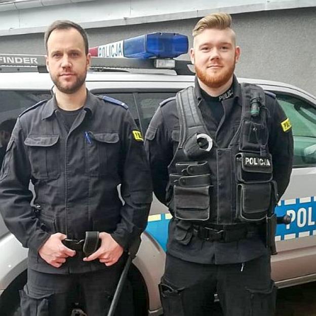 Policyjni Bohaterowie! Uratowali z płomieni 4 osoby!
