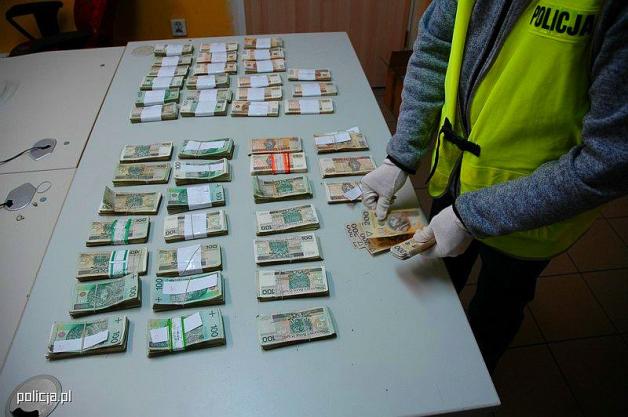 Skradzione pieniądze zakopali w garażu