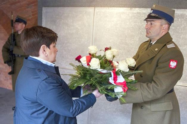 Premier Beata Szydło oddała hołd pomordowanym w Katyniu