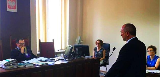 [VIDEO] Czy burmistrz Krapkowic nie jest zainteresowany bezpieczeństwem pożarowym na swoim terenie? Dlaczego utajnił dziś swoje zeznania przed sądem w sprawie doprowadzenia wody do firmy przerabiającej karton m.in. na trumny?