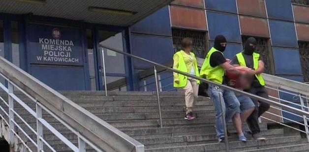 Pedofil nagrany kamerą z monitoringu w rękach policjantów