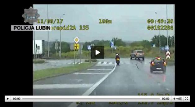 [VIDEO] Poszukiwany motocyklista zatrzymany przez policjantów po pościgu