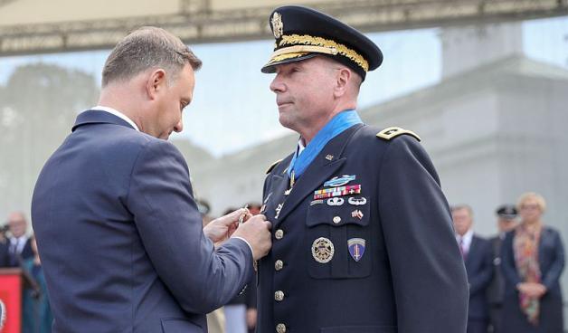 Prezydent odznaczył amerykańskiego generała Bena Hodgesa