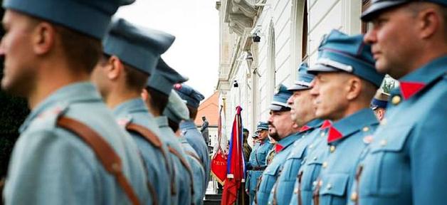 W hołdzie Błękitnej Armii-odsłonięcie tablicy pamiątkowej przed budynkiem Dowództwa Garnizonu Warszawa