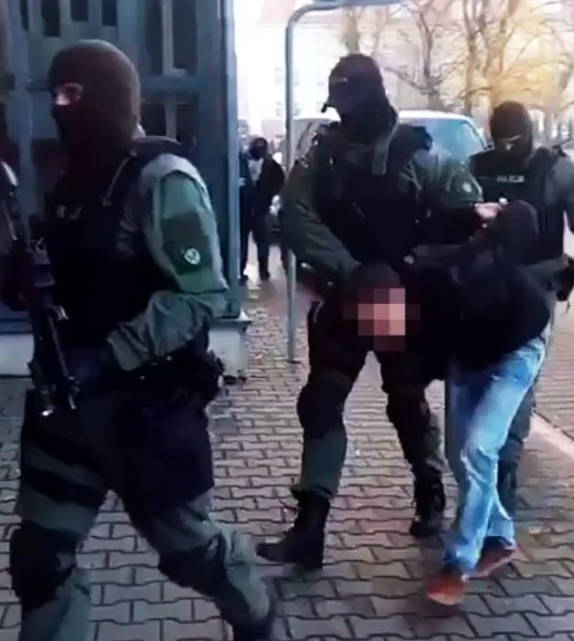 [VIDEO] Poznań - Polowali na kierowców, wyłudzali odszkodowania 