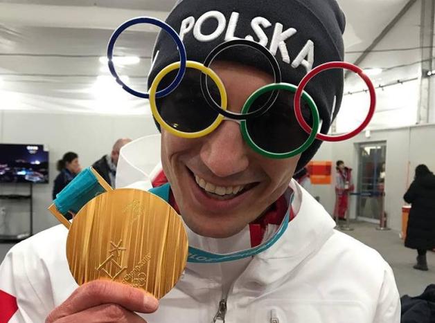 Pjongczang 2018: Kamil Stoch otrzymał wczoraj złoty medal za zwycięstwo na dużej krokwi! Dziś o godzinie 13-tej czasu polskiego turniej drużynowy 