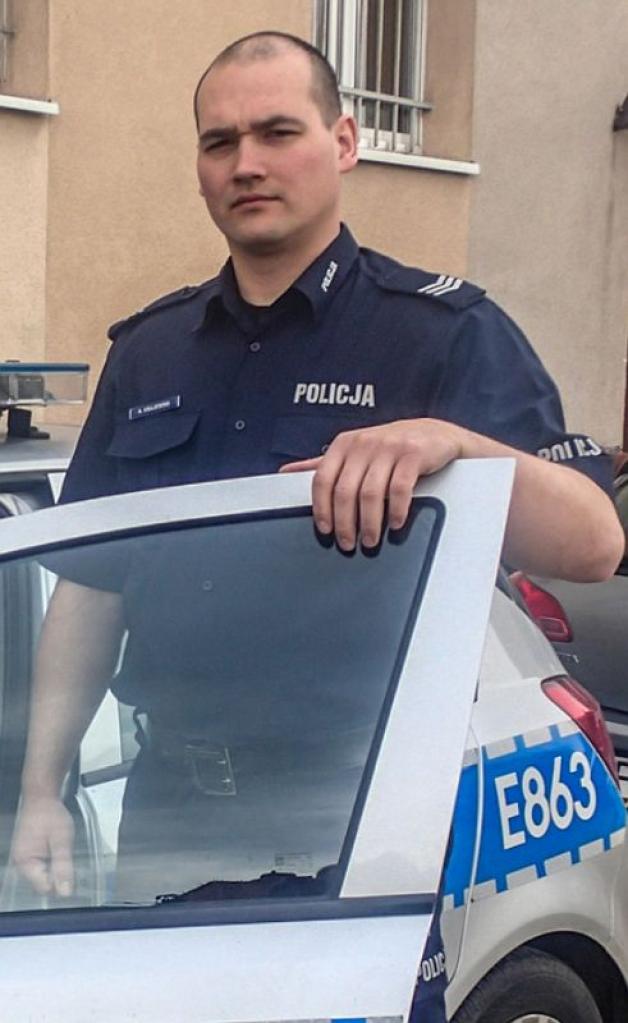 Mężczyzna zasłabł, a mieszkanie zalewała woda. Policjanci wyważyli drzwi i ruszyli na ratunek