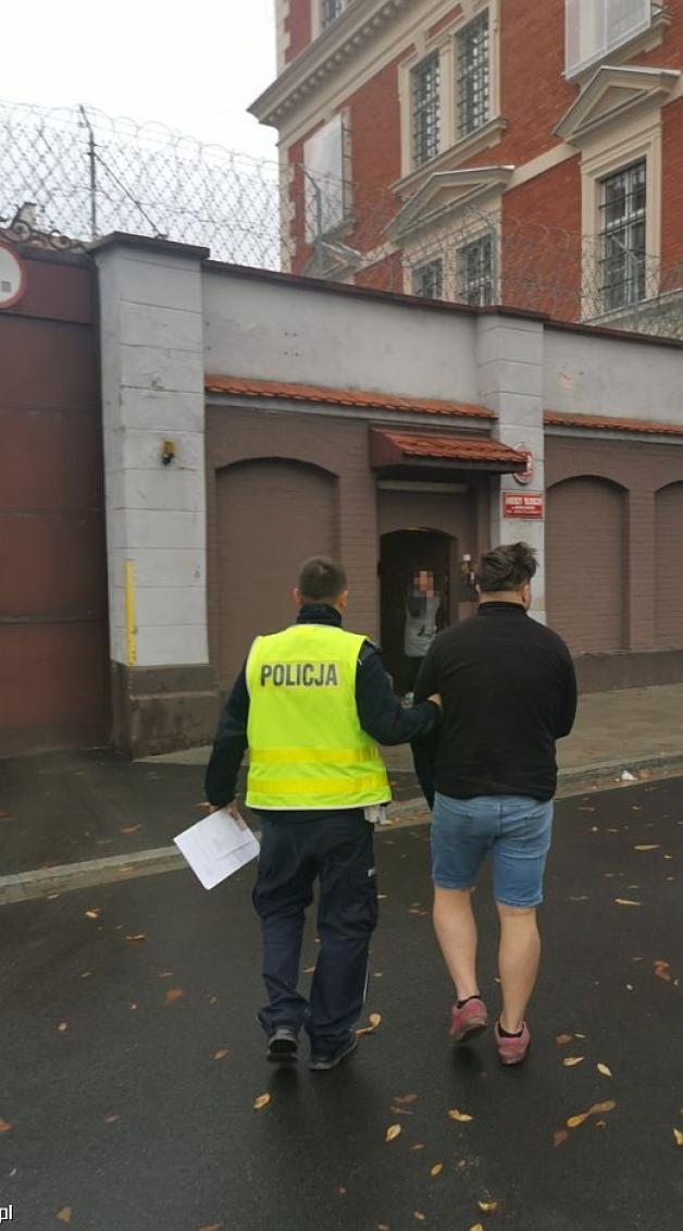 [VIDEO] Poszukiwany, z zakazem kierowania i na „lewych blachach” uciekał przed patrolem 