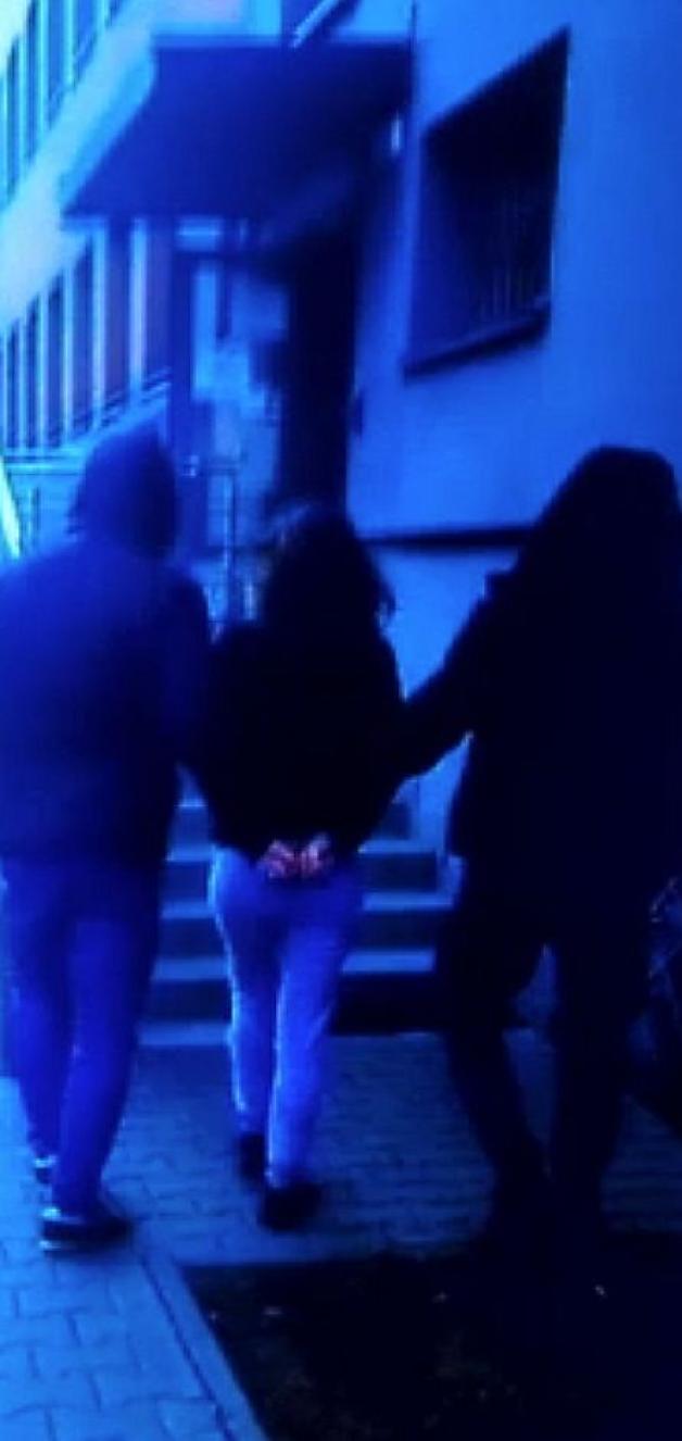 [VIDEO] 19-latka aresztowana za zabójstwo ojczyma