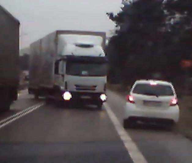 [VIDEO] Horror na krajówce! Tylko dzięki refleksowi kierujących osobówkami nie doszło do tragedii