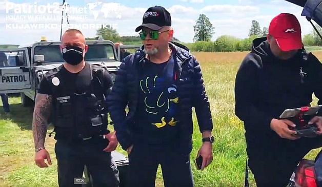 [VIDEO] Setki wolontariuszy, ślady bosych stóp i silna reakcja psa zaginionego Piotra Nowarkiewicza!