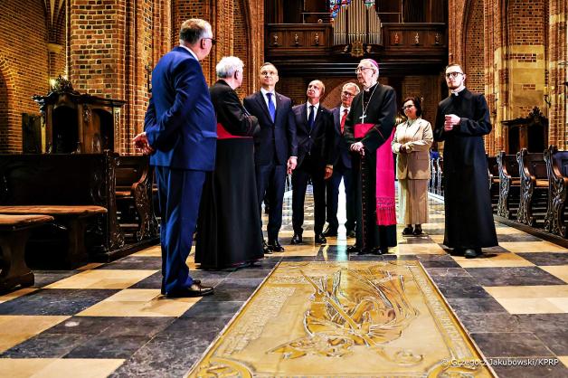 [VIDEO] W 20. rocznicę przystąpienia Polski do Unii Europejskiej Prezydent Andrzej Duda złożył wizytę w Ostrowie Tumskim – najstarszej części Poznania – stanowiącym kolebkę polskiej państwowości