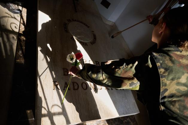 Żołnierze Ośrodka Reprezentacyjnego Wojsk Obrony Terytorialnej odwiedzili grób biskupa Edwarda Materskiego, bohatera Powstania Warszawskiego.